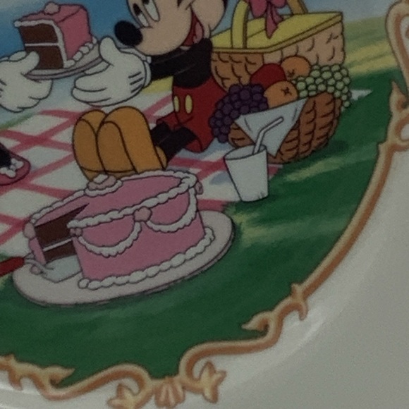 Two Disney Lenox Animated Classics Mickey and Minnie Mouse 8” Dessert Plates - Picture 4 of 14